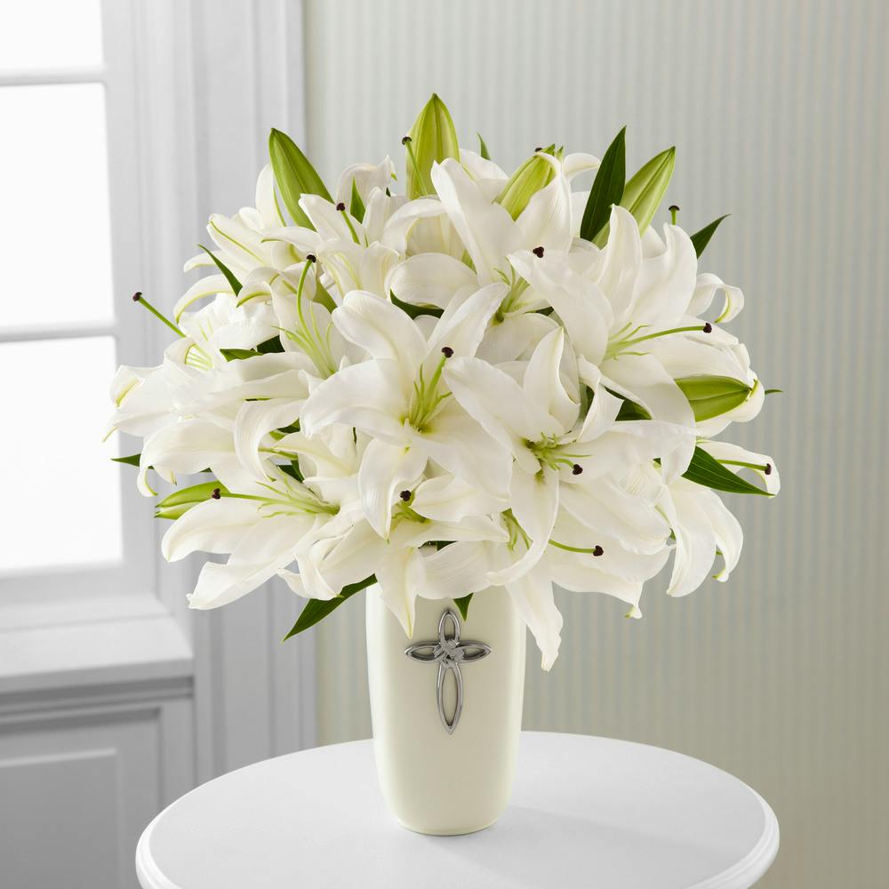 Букет белых лилий в вазе